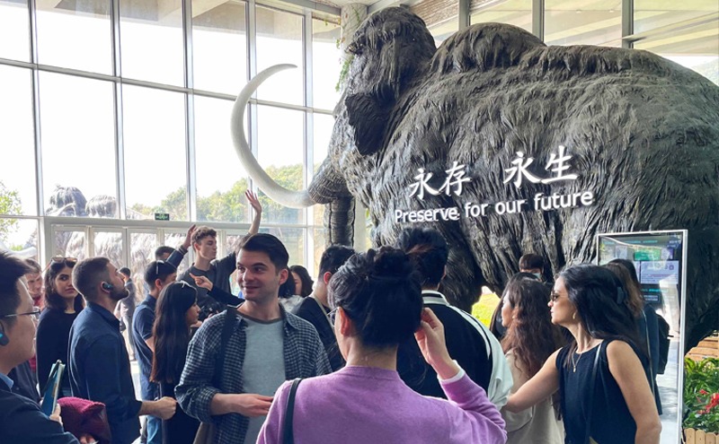 学生代表团在深圳参观国家基因库